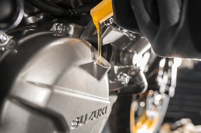 Suzuki_motorfiets_motorolie_verversen