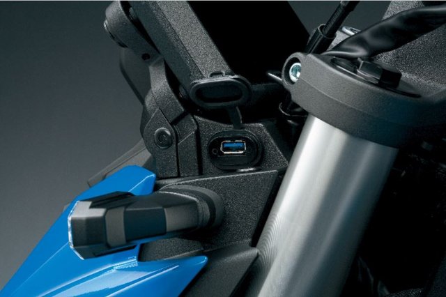 Suzuki_Motoren_comfort_accessoires_usb_aansluiting