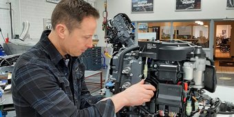 Koeling buitenboordmotor reinigen