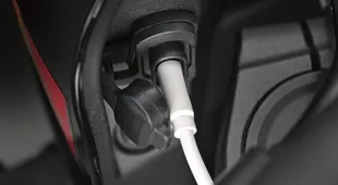 GSX800TTRQBM6_USBsocket