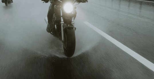 Motorrijden in de regen, waarop moet je letten?