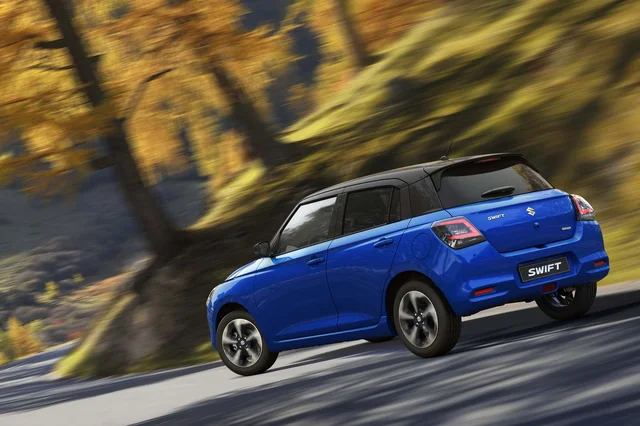 Nieuwe_Suzuki_Swift_blauw_bos_achter_uitsnede