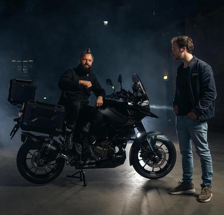 Suzuki #*<br/> V-Strom 1050* en *DJ La Fuente*#