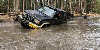 Suzuki Stories: Rick daagt zijn Vitara flink uit met offroadrijden