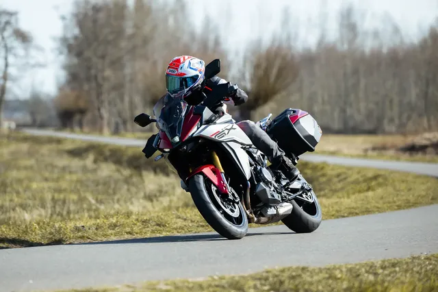 Suzuki_GSX-S1000GX_rood_2