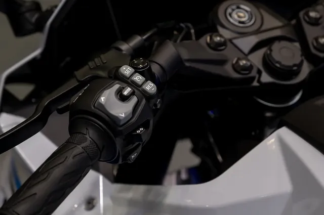 Suzuki GSX 8R cruise control