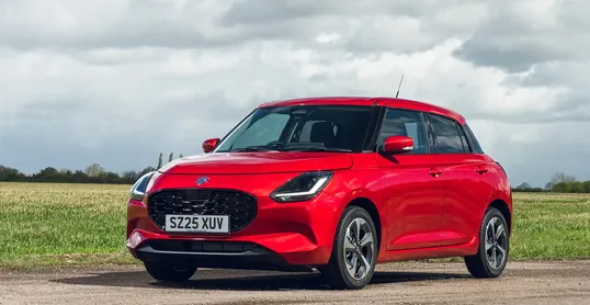 Suzuki Swift Hybrid bekroond als Beste Kleine Auto bij de UK Car of the Year Awards 2025