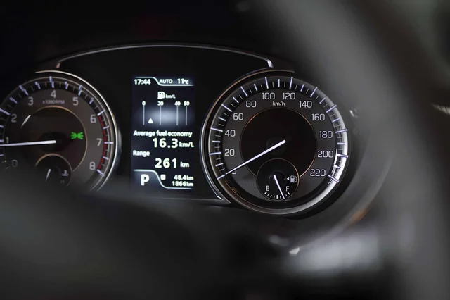 Tip zuinig rijden close up benzinemeter