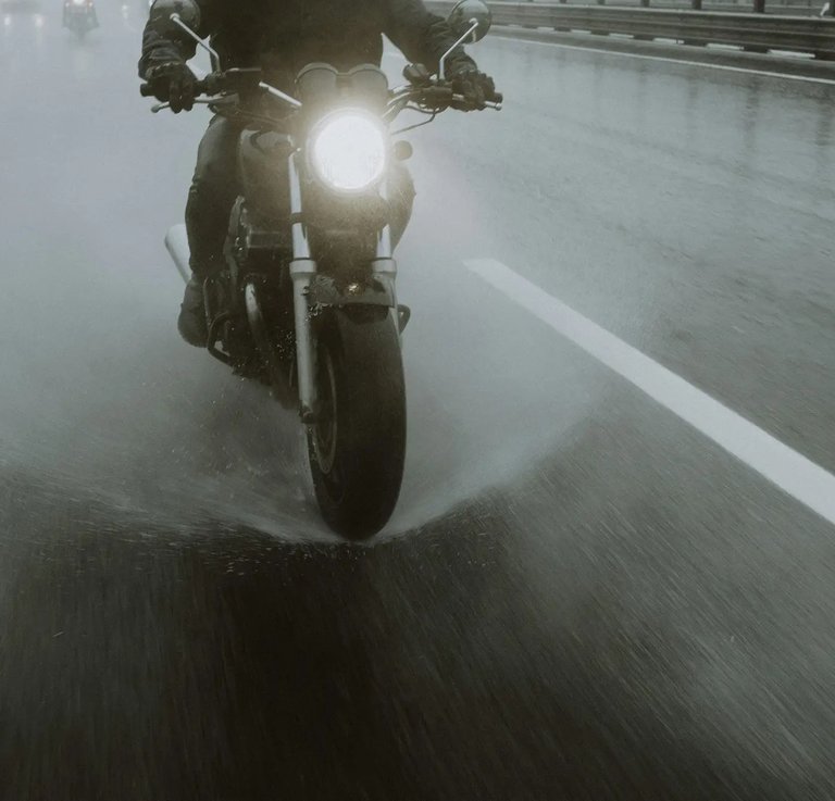 *Motorrijden in de regen*: waar moet je op letten?
