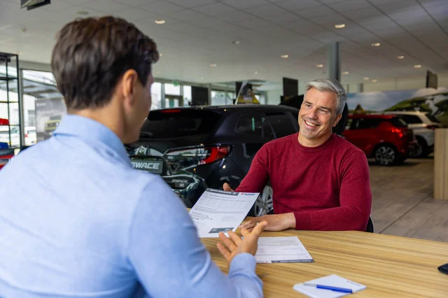 Suzuki_dealer_klant_verkoopgesprek2