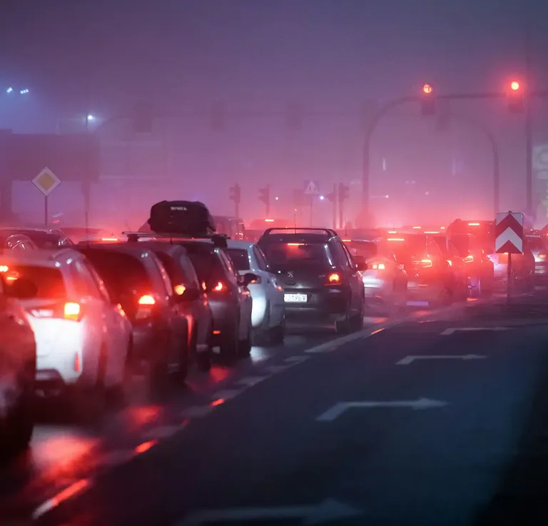 Mag je eigenlijk wel met je motor *tussen de file door*?