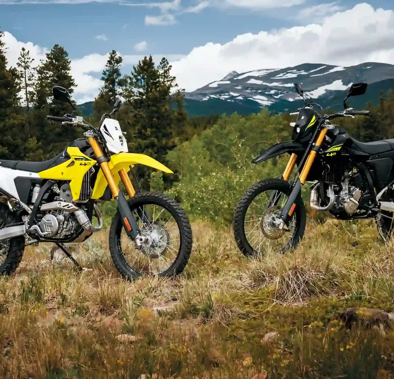 Suzuki *DR-Z4S en DR-Z4SM* krijgen *nieuwe kleurstellingen*
