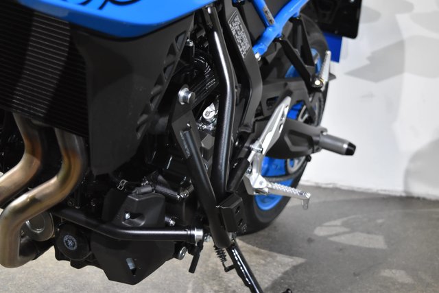 Suzuki GSX-8S, 4 detail, motorbeugel en schakelpedaal