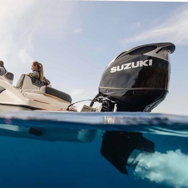 Suzuki_buitenboordmotoren_schroef_onder_water