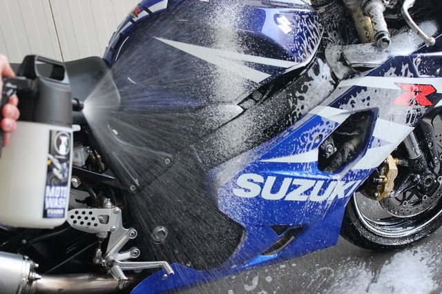 Suzuki_motor_schoonmaakmiddelen