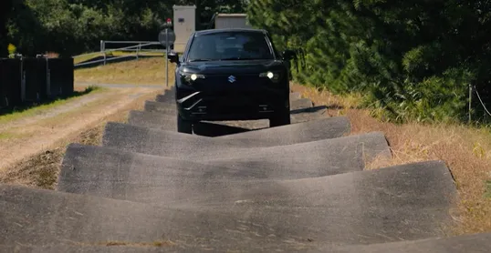 Suzuki e VITARA video: tot het uiterste getest