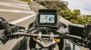 GSX-S1000GX_M4_YVB_Action_59