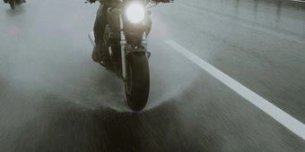 Motorrijden in de regen, waarop moet je letten?