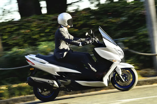 Suzuki_Burgman_400_action (12).jpg