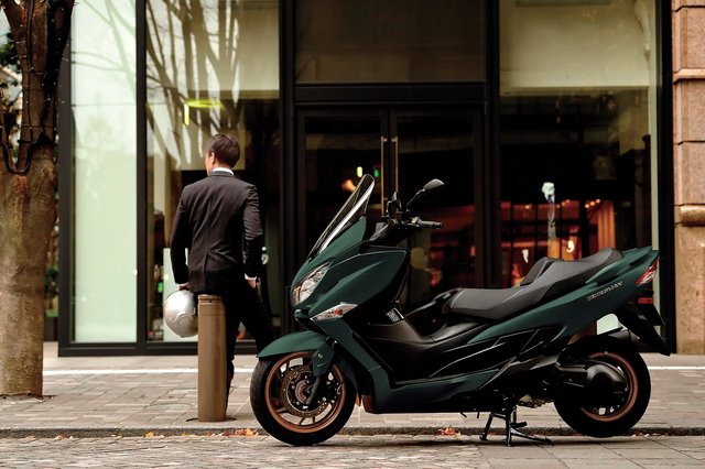 Suzuki_Burgman_AN400AM6_action3